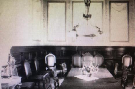 El comedor de la familia. Con la gran araña de bronce y tulipas de porcelanas.